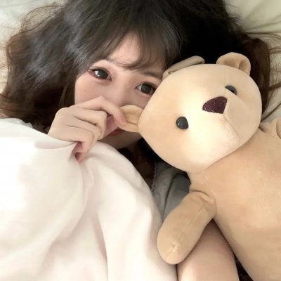 读爱情小说的老人